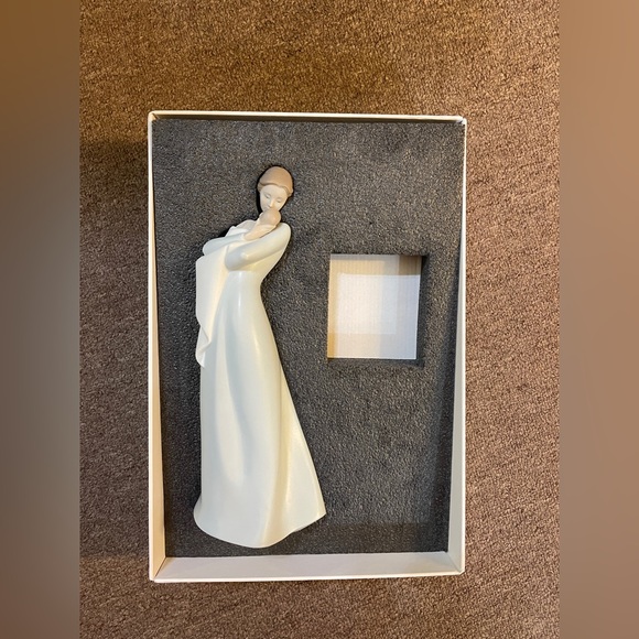 Lladró A Mother’s Embrace Figurine